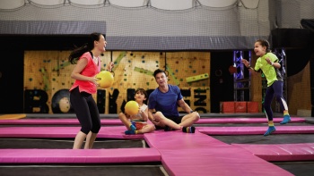 ครอบครัวกำลังสนุกกันที่ BOUNCE