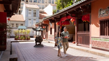 คู่รักกำลังเดินเที่ยวในย่าน Chinatown สิงคโปร์