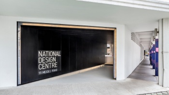 ภายนอก National Design Centre โดยมีโปสเตอร์การจัดงานกิจกรรมติดอยู่ที่ผนัง 