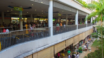 ภาพด้านข้างของอาคารสองชั้นที่ตั้งของ Tiong Bahru Market and Food Centre