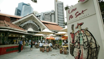 ภาพด้านนอกและป้ายสัญลักษณ์ของ Lau Pa Sat