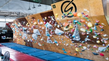 ผนังหินที่ออกแบบสำหรับนักปีนเขาระดับแอดวานซ์ที่ Onsight Climbing Gym