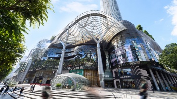 ภาพมุมกว้างของด้านนอกห้าง ION Orchard (ไอออน ออร์ชาร์ด)