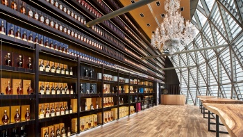 ด้านในร้านที่มีชั้นวางวิสกี้เรียงรายที่ Grande Whiskey Collection