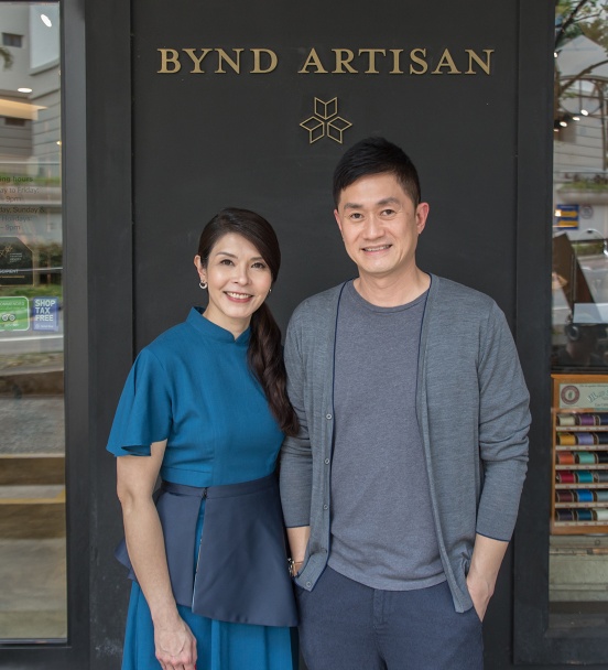 James Quan และ Winne Chan แห่ง Bynd Artisan ที่ด้านหน้าร้านของพวกเขาใน Chip Bee Gardens