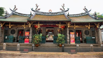 ผู้มาไหว้พระมาสั่นกระดิ่งเพื่อขอพรที่ Thian Hock Keng Temple