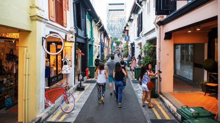 ตรอกที่เต็มไปด้วยร้านรวงในย่าน Haji Lane