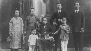 Black and white photo of a Peranakan family portrait in the early days of Singapore