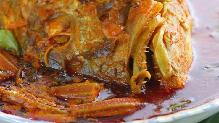 Một đĩa cà ri đầu cá được nấu với rau củ và các loại gia vị