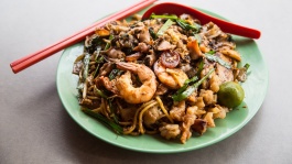 Mì xào (Fried Kway Teow) trên đĩa xanh lá cây