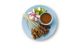 Hình ảnh món satay (thịt xiên nướng) chụp theo phong cách flat lay