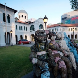 Các tác phẩm điêu khắc trên ghế dài phía ngoài mặt tiền của Bảo tàng Nghệ thuật Singapore