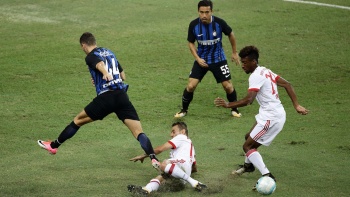 Các đội chiến đấu trên sân cỏ trong giải International Championships Cup ở Singapore