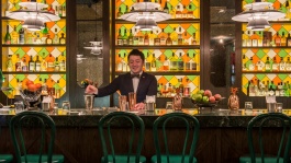 Nhân viên pha chế đồ uống ở quán bar Gibson