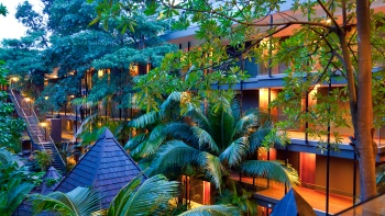 Siloso Beach Resort và cây xanh tươi tốt
