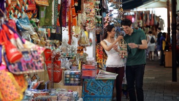 Cặp đôi đang mua sắm tại Khu Arcade Little India