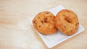 Hai miếng vadai trên đĩa