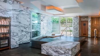 Bên trong Remède Spa Wet Lounge tại Khách sạn The St Regis Singapore