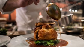 Hình cận cảnh một món ăn được bày để phục vụ ở Bar-Roque Grill