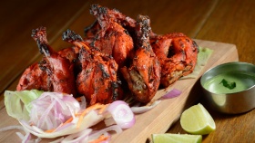 Một con gà Tandoori nguyên con của Zaffron Kitchen ở East Coast