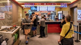 Hình chụp cận cảnh khách hàng đang gọi một đĩa cơm gà