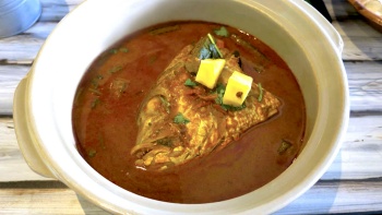 Cận cảnh món cà ri đầu cá ở Muthu's Curry
