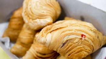 Một hộp bánh của J2 Famous Crispy Curry Puffs