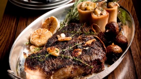 Những món bít tết nướng tinh tế nhất ở CUT của Wolfgang Puck