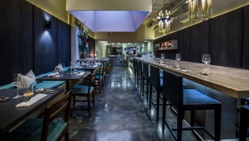 Hình chụp góc rộng không gian bên trong Nouri