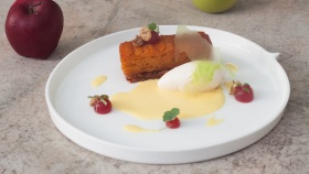 Món tráng miệng bày trên dĩa tại Alma của Juan Amador