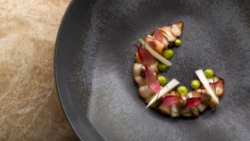 Odette chế biến các món đặc sắc như 55' Trứng hữu cơ hun khói của đầu bếp kiêm chủ nhà hàng, Julien Royer