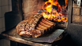 Sườn nướng trong lò than ở Burnt Ends