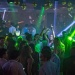 Những người tham gia tiệc tùng đang khiêu vũ dưới ánh đèn màu xanh tại Zouk