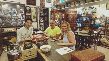 Khách trong East Inspirations tạo dáng chụp hình.