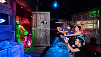 Gia đình đang chơi trò chơi tại NERF Action Xperience ở Marina Square.