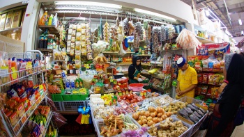 Một cửa hàng tạp hóa tại Kampung Geylang Serai