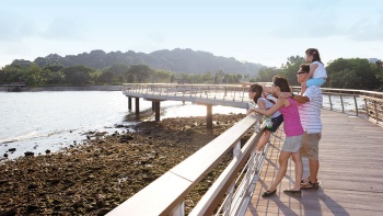 Một gia đình bốn người đang tham quan trên Labrador Coastal Walk