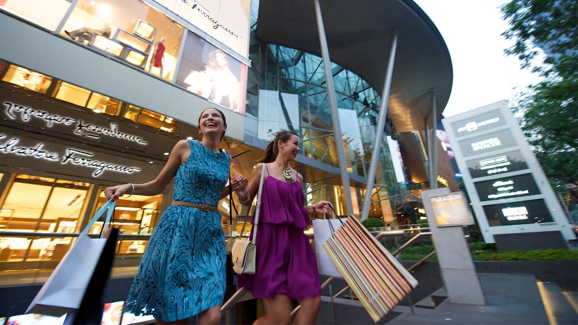 Hai người phụ nữ đang mua sắm bên ngoài ION Orchard.