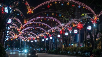 Những ngọn đèn Giáng sinh dọc Cairnhill Junction