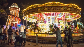 Hình ảnh vòng quay ngựa gỗ tại lễ hội