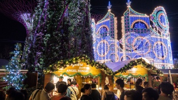 Người dân tại chợ ngày lễ trong sự kiện Christmas Wonderland tại Gardens by the Bay