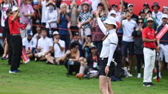 Hòa vào bầu không khí phấn khích và hân hoan khi các tay golf nữ đẳng cấp thế giới lên sân trong giải HSBC Women’s World Championship