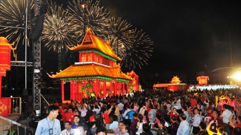 Hình chụp góc rộng người dân tham gia Lễ hội River Hongbao và pháo hoa