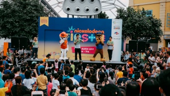 Các nhân vật trong bộ phim PAW Petrol giao lưu với mọi người tại Nickelodeon Fiesta.