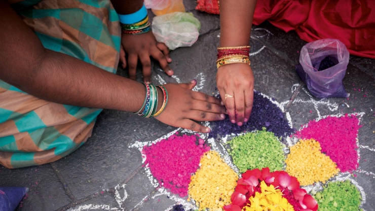Tác phẩm Rangoli hình bông hoa sặc sỡ sắc màu được tạo ra trên sàn nhà