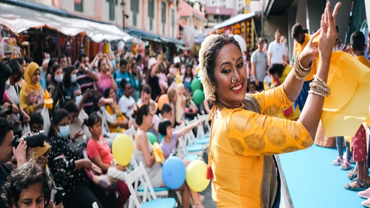 Tác phẩm Rangoli hình bông hoa sặc sỡ sắc màu được tạo ra trên sàn nhà