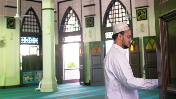 Người đàn ông theo đạo Hồi bên trong nhà thờ Hồi giáo