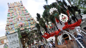 Hãy chiêm ngưỡng 48 tấm kính được chạm khắc công phu và xếp theo góc để đón những tia nắng trong thời khắc bình minh và hoàng hôn tại Đền Sri Thendayuthapani.