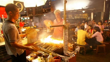 Quầy bán satay tại Lau Pa Sat