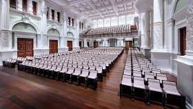 Thưởng thức những buổi biểu diễn âm nhạc đặc sắc tại Nhà Hát Kịch & Hòa Nhạc Victoria.